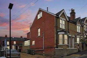 Captain's Quarters - Heart of Cowes - sleeps 11 - Image 2
