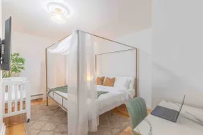 Sage Stay Near Train+We Pay 1/2 Parking, Sleeps 10 - Image 2