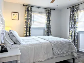 Seahorse Ranch, King bed, Two blocks from Beach - Image 2