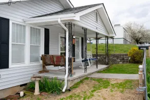 North Shore Cozy 2 bedroom with screened in porch - Image 4