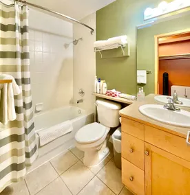 🍁Cozy Hotel Room🌟Gym🌟Parking🌟Kitchenette🌟AC - Image 4