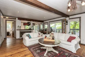 Beautiful Cottage on Bay Lake, Huntsville. - Image 4