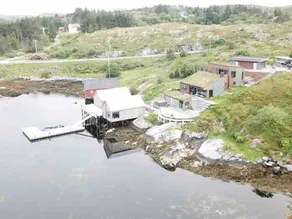 Idyllic property, right at the edge of the lake. - Image 3