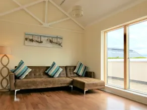 Ice House Apartment 2 - Image 4
