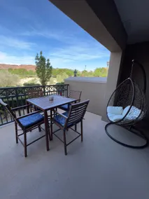Designer Condo with lake views - Image 3
