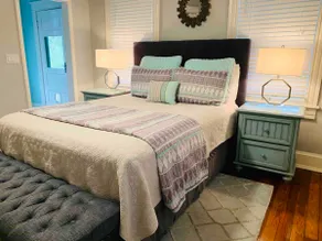 Charming upper unit @ The Grove/Walk everywhere - Image 3