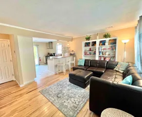 Sea Glass Luxe Cottage - Image 2