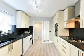 4 Bedroom, 2 bathroom house - Free Parking - Image 2