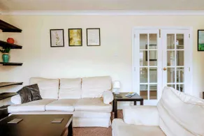 Superb, Spacious, Stylish Apt-WiFi-Private Parking - Image 5