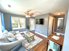Stylish Cozy Tree House Pet Friendly!!! - Image 3