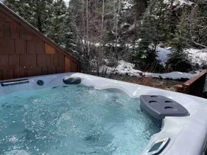 River Front! New Remodel - Hot Tub! 3 min to RMNP - Image 2