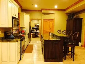 Luxury home with lake view - Image 2