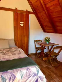 Green Valley Chalet - Waterfall Trail, En-suite Bedroom - Image 2