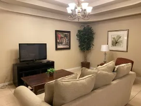 Spacious Casa Del Norte-1 mile from Mall - Image 2