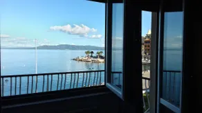 Spacious and bright, spectacular seafront view - Image 5