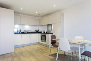 Stunning 1BD Apt with Balcony, Zone 2 near Canary Wharf - Image 2
