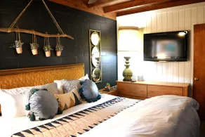 Lakefront fully-renovated cottage getaway - Image 3