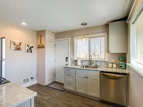 Pet-friendly downtown cottage with hot tub - Image 5