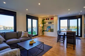 Centrally located penthouse with views, Wi-Fi + A/C, 2 bedrooms - Image 4