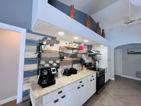 Peachland getaway with pool and tiki bar - Image 4