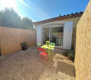 Lovely guest house with private parking on site. - Image 2