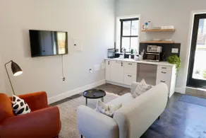 The Chic Carriage house in Shaw Sleeps 2 - Image 4