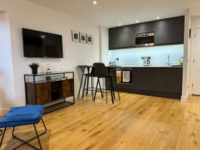 Trendy & Central 18th Century River View Apartment - Image 4