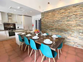6 Bedroom Bungalow Ascot Racecourse 75” TV - Image 4