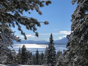 Tahoe City Cabin ~ Spectaculaire vue sur le lac! Marchez vers le lac et la ville * WIFI * - Image 2