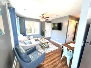 Stylish Cozy Tree House Pet Friendly!!! - Image 5