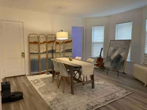 Spacious 3 BR near everything - Image 3