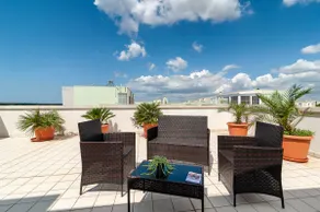 Bright penthouse with large furnished terrace - Image 5