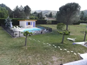 Heated pool and jacuzzi May 15 – September 20, enclosed property - Image 3