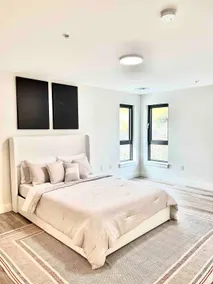 Modern Luxury Apartment in Quincy - Image 3