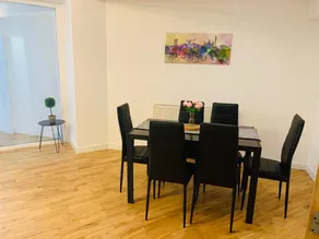 Modern 2 Bed Apartment, Close to Gla Airport & M8 - Image 5