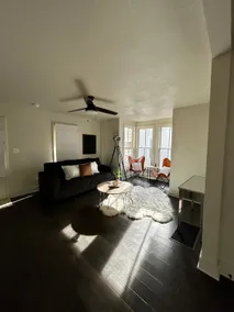Newly renovated bungalow close to downtown & KU - Image 5