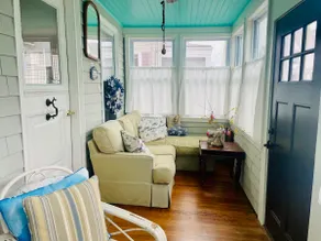 Private Entrance to Ensuite + Bonus Sitting Area - Image 4