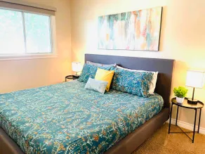 10 min DT • Highlands Hideout • KING bed • Trails - Image 3
