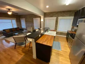 The Best 2 Bedroom Loft Style Apt W/ Free Parking - Image 2