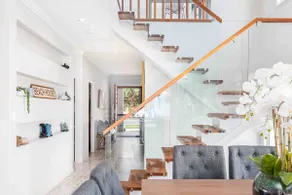 Luxury Family Retreat on the Esplanade - Image 2