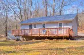 Cozy Creekside Getaway - Image 2