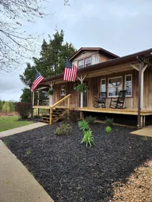 Relaxing retreat within miles from various activities - Image 3