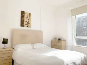 Modern 2 Bedroom Apartment in Central Edinburgh - Image 3