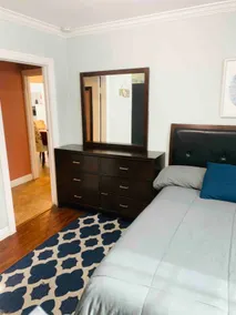 Cozy Spacious, free parking, near it all - Image 5
