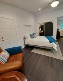 Trendy East Austin Studio - Image 2