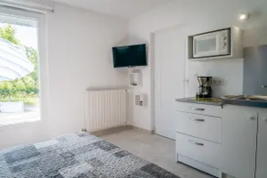 Quiet and natural studio, good location. - Image 3