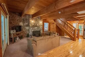 Beautiful home with hot tub near Lake Cushman - Image 2