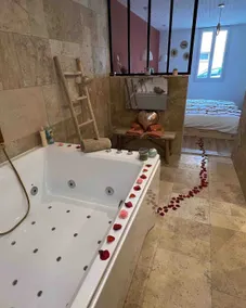 Bohemian Spa Suite | Close to Beaches | Parking & A/C - Image 3