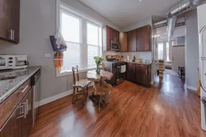 4BDRM Gorgeous Apt Pilsen Private Prking Available - Image 4
