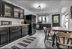 Modern, upper 3 bedroom apartment - Image 4